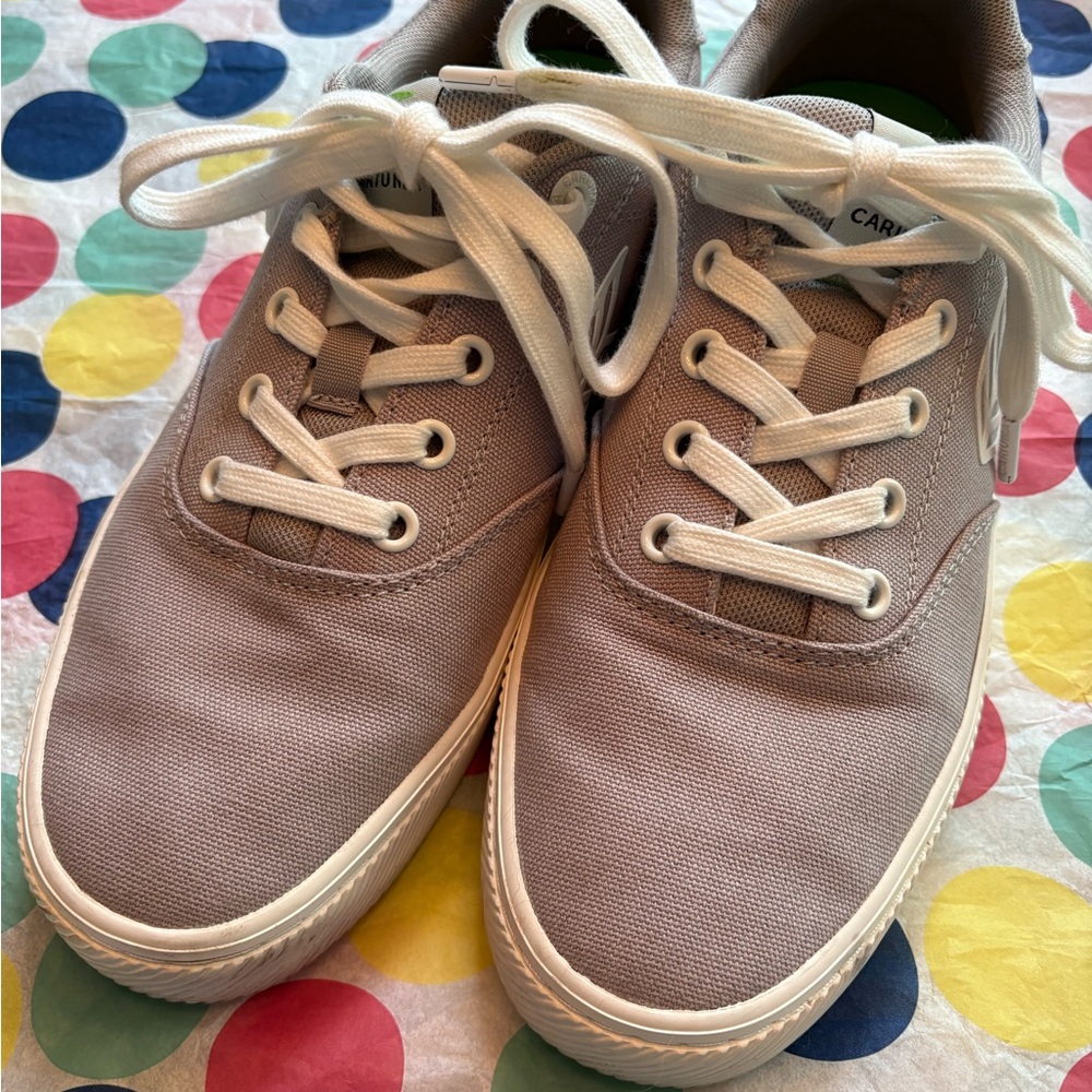 Cariuma Women's Sneakers in Light Gray and White